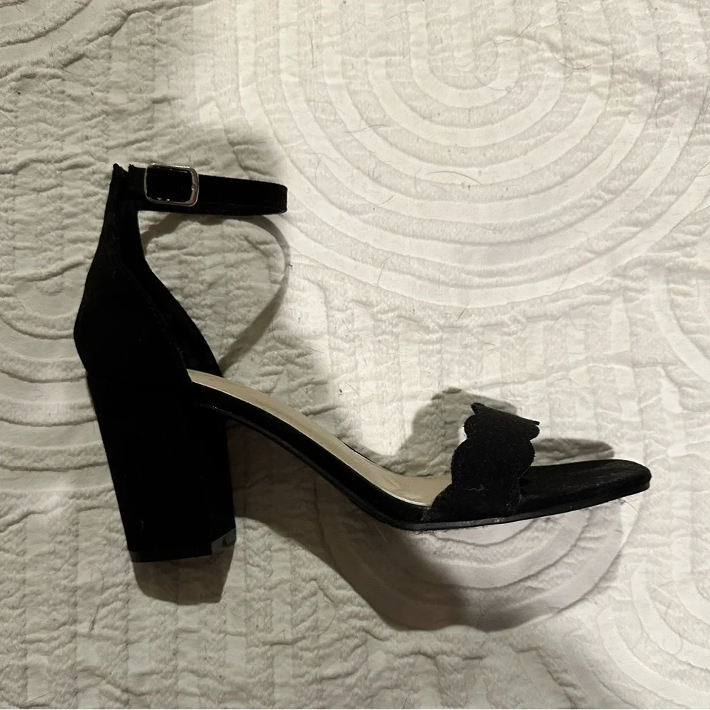 Heels - Picture 3 of 4